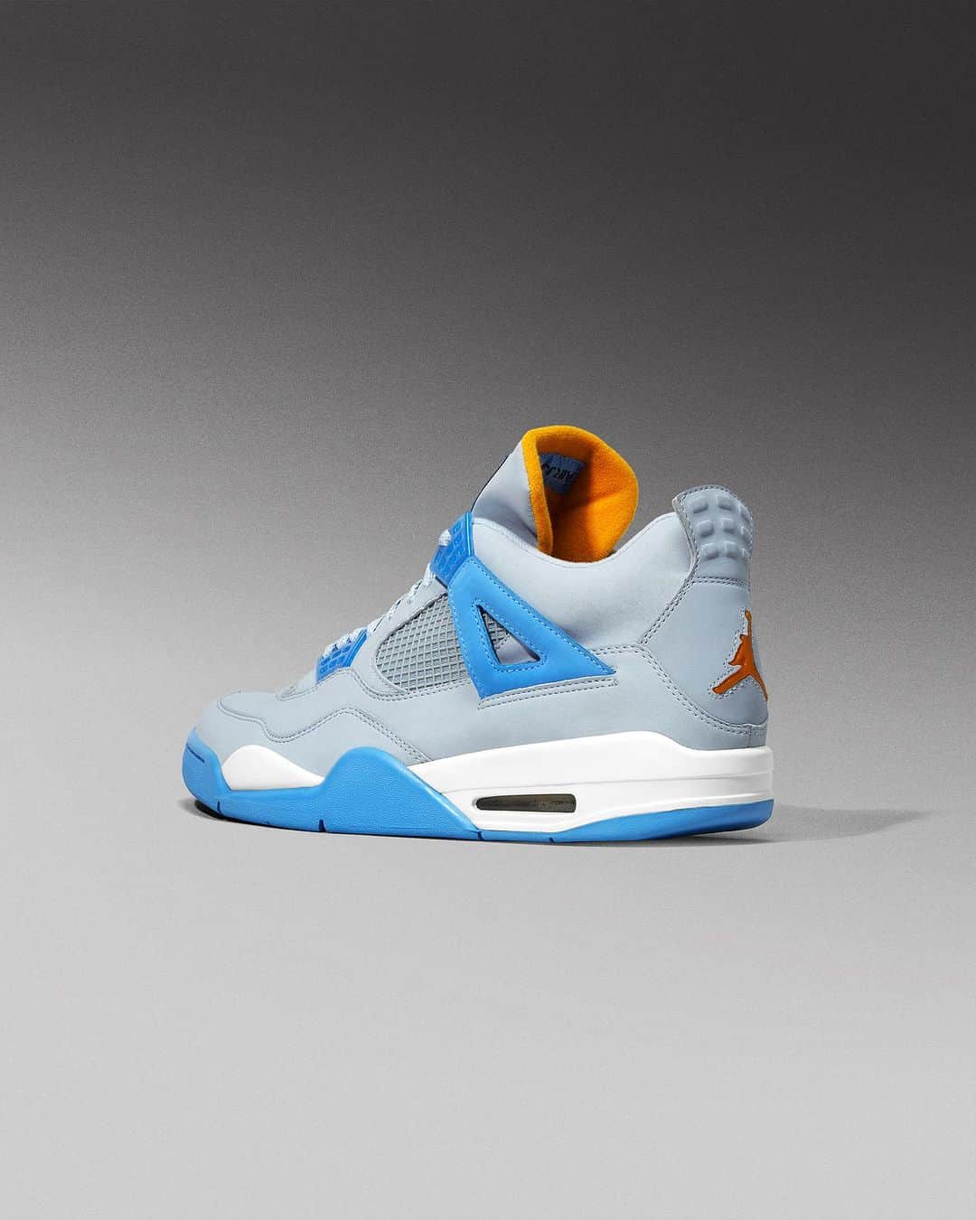 Flight Clubのインスタグラム：「Life in '06. The Air Jordan 4 Retro LS 'Mist Blue' features an early lifestyle colorway from MJ’s fourth signature. Eye-catching pops of Mist Blue and University Blue accent the grey nubuck upper. Gold hits on the Jumpman-branded tongue and heel elevate the look. The sneaker debuted in June 2006 via Nike’s Retro+ lifestyle line.」