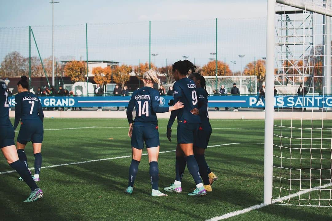 ジャッキー・グローネンさんのインスタグラム写真 - (ジャッキー・グローネンInstagram)「We will keep working, that’s who we are ♥️💙 @psg_feminines」11月27日 3時29分 - jackie_groenen_14