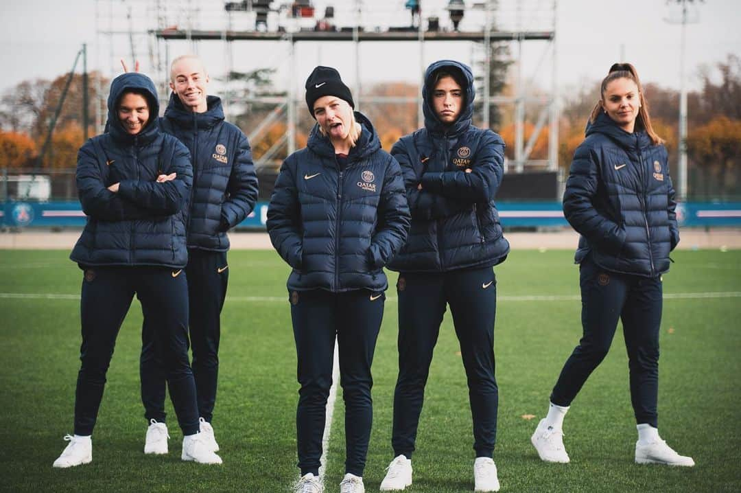 ジャッキー・グローネンさんのインスタグラム写真 - (ジャッキー・グローネンInstagram)「We will keep working, that’s who we are ♥️💙 @psg_feminines」11月27日 3時29分 - jackie_groenen_14