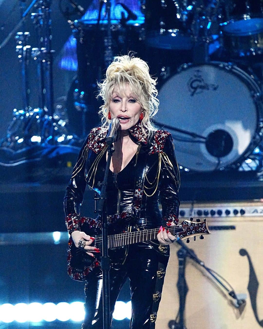 E! Onlineさんのインスタグラム写真 - (E! OnlineInstagram)「Here Dolly Parton comes again being a living legend. ❤️ Link in bio for all the reasons we will always love the iconic singer. (📷: Getty, Shutterstock)」11月27日 4時00分 - enews