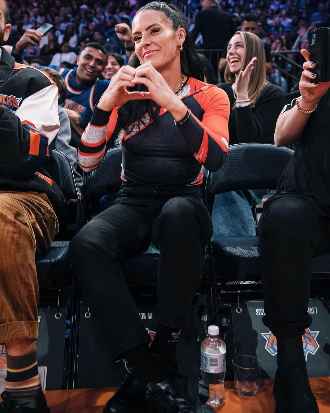 アリ・クリーガーのインスタグラム：「Thank you for the invite and it’s always a pleasure! Also, WHAT A GAME!  🧡🏀💙@nyknicks」