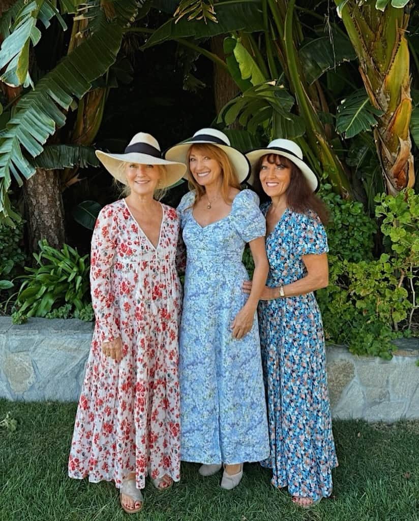 ジェーン・シーモアのインスタグラム：「Cherishing all of the precious moments with my sisters. 💕 Their presence is a reminder of laughter-filled childhoods and unwavering bonds. ⁣ ⁣ In such a fast-paced world, the days we spend together are more than mere visits, they're heartbeats of our shared journey, echoes of our laughter, and keepsakes of our love. 🥰 ⁣ ⁣ Truly, sisterhood is its own language spoken in shared glances, funny stories, and many memories. 🌟 Happy Open Hearts Sunday!」