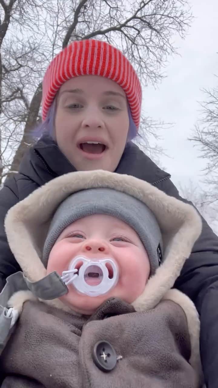 ケリー・オズボーンのインスタグラム：「Sidney’s first snow day ☃️」