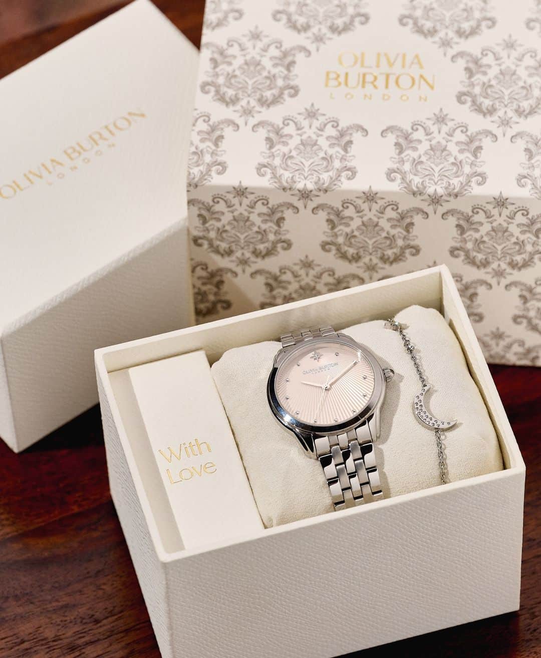Olivia Burtonさんのインスタグラム写真 - (Olivia BurtonInstagram)「Looking for the next best gift? Look no further. Our Starlight Blush & Silver Bracelet Watch & North Star & Moon Bracelet Gift Set has just dropped.  Tap to shop or head to our Covent Garden store.   #OliviaBurtonLondon #WomensWatches #Exclusives #TreatYoSelf」11月27日 3時39分 - oliviaburtonlondon