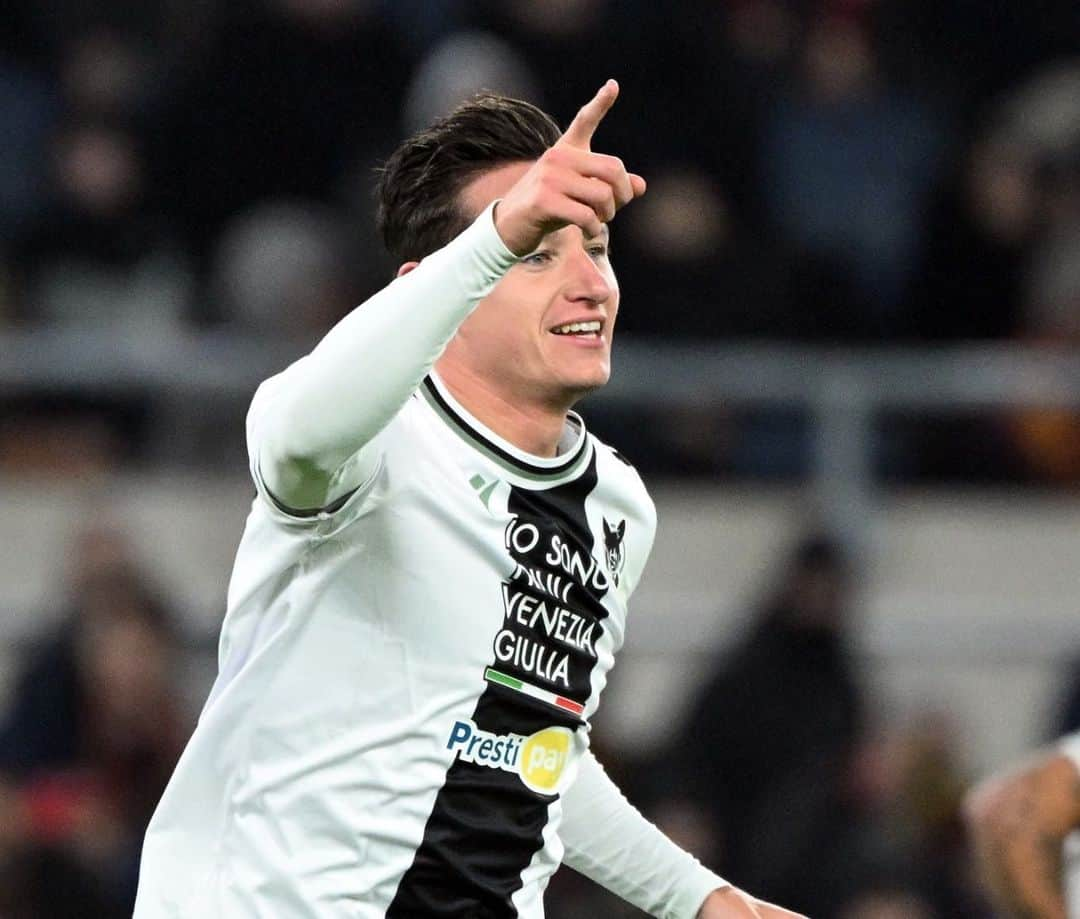 フロリアン・トヴァンのインスタグラム：「@flotov ⚽️ ristabilisce la parità! 💪 #Thauvin ⚽ draws the game level! 💪  #RomaUdinese 1-1  ⚪️⚫️ #ForzaUdinese #AlèUdin #Udinese」