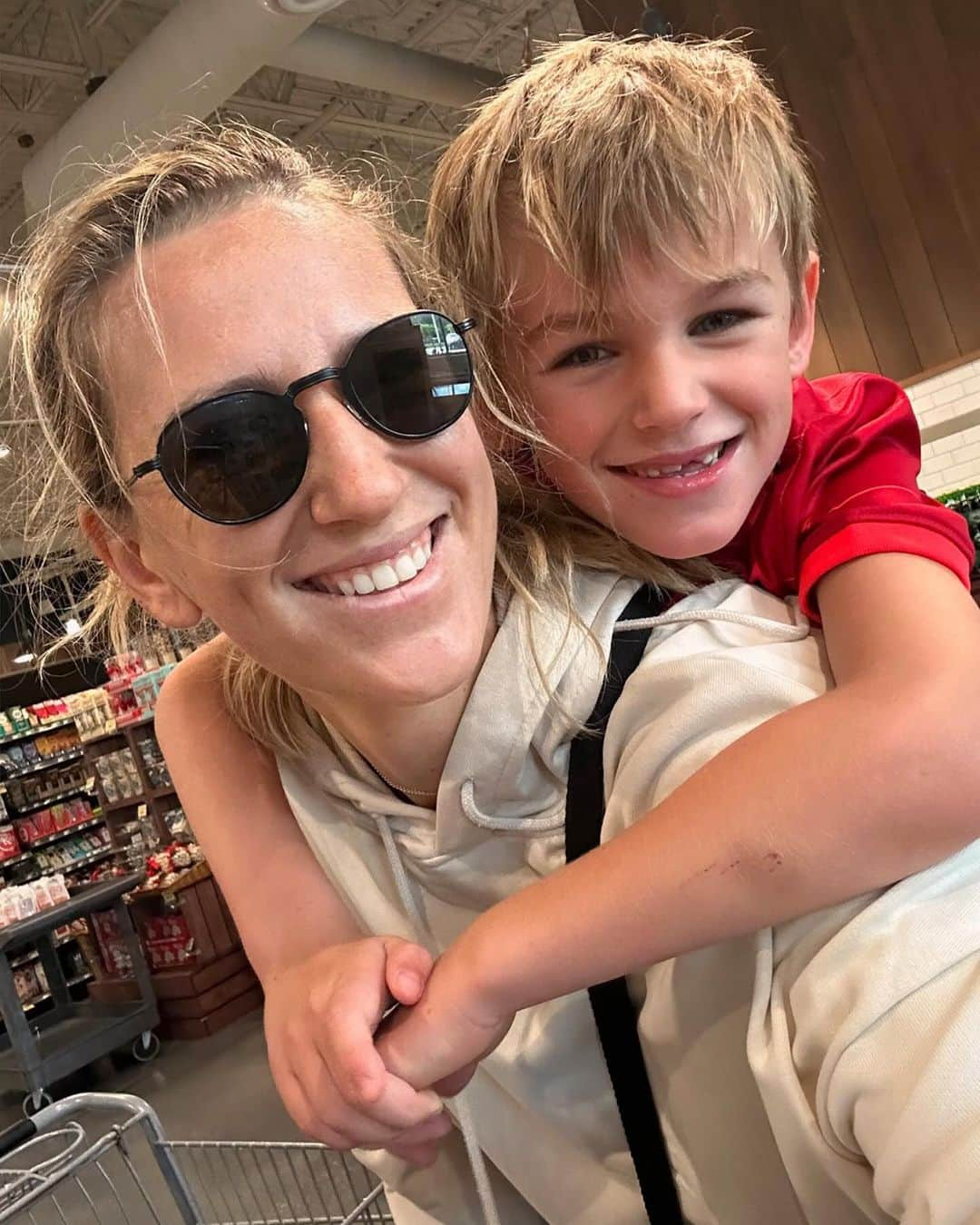 ビクトリア・アザレンカのインスタグラム：「😀❤️   Leo said mom don’t worry I carry the groceries ☺️」