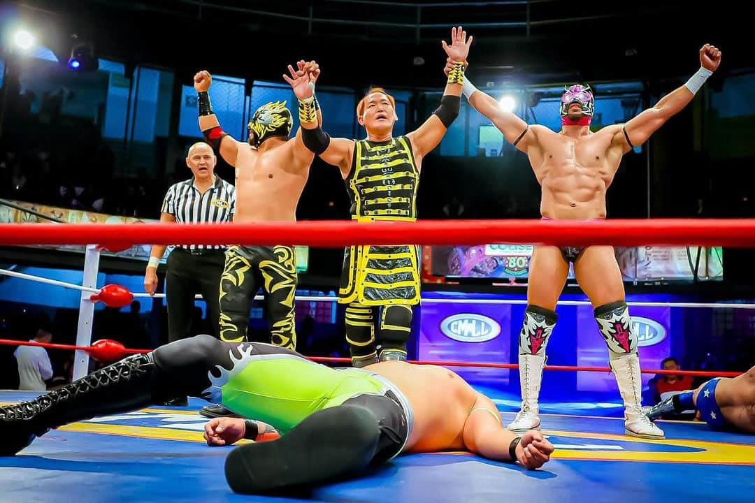 奥村茂雄のインスタグラム：「Sábado 25 de noviembre en la @arenacoliseo_oficial . (C) CMLL / @elfotografodelasluchas  - - #cmll #arenacoliseo @polvoracmll @crixuscmlloficial #okumura #tifondeosaka #guerrerosamurai #loschacalesdelring」