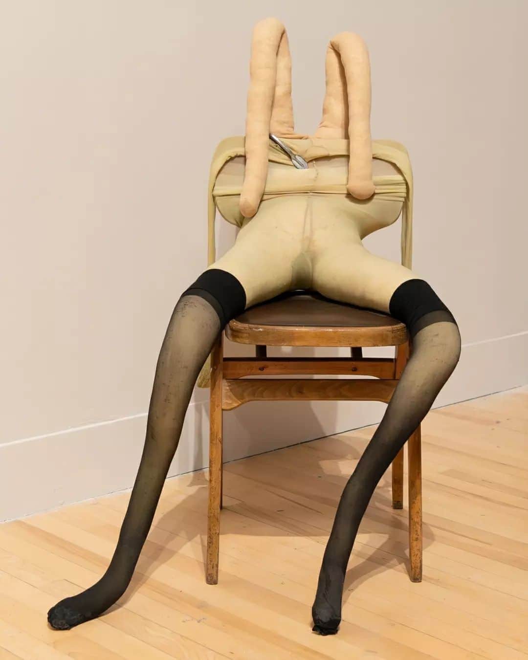 テート・ギャラリーさんのインスタグラム写真 - (テート・ギャラリーInstagram)「Sarah Lucas uses tights filled with stuffing to make her soft, feminine figures, currently to be found lounging, 'manspreading' or perching in her solo Tate Britain exhibition 'HAPPY GAS'. ✨🫧   Associated with sex and femininity, tights have an enduring appeal to Lucas, first appearing in her work in 1993. They form fleshy torsos with a pair of breasts, the stuffing sometimes evoking marbled fat and blood vessels. Hems and seams make nipples and genitals.   Lucas often pairs the fragility of sheer nylon with solid, heavy or rough materials. Her structures might be limbs or breasts, always relating to a body—sometimes exhausted, sometimes excited or performing. Often sitting in a chair, they seem vulnerable and very human. In recent years, their lumpy forms have been rendered in different mediums such as bronze.  'It turns out, surprisingly you may think, that a saggy tit is very expressive.' - #SarahLucas  🎟️ Book now to see Lucas's solo exhibition #HAPPYGAS, at Tate Britain until 14 January.」11月27日 3時55分 - tate