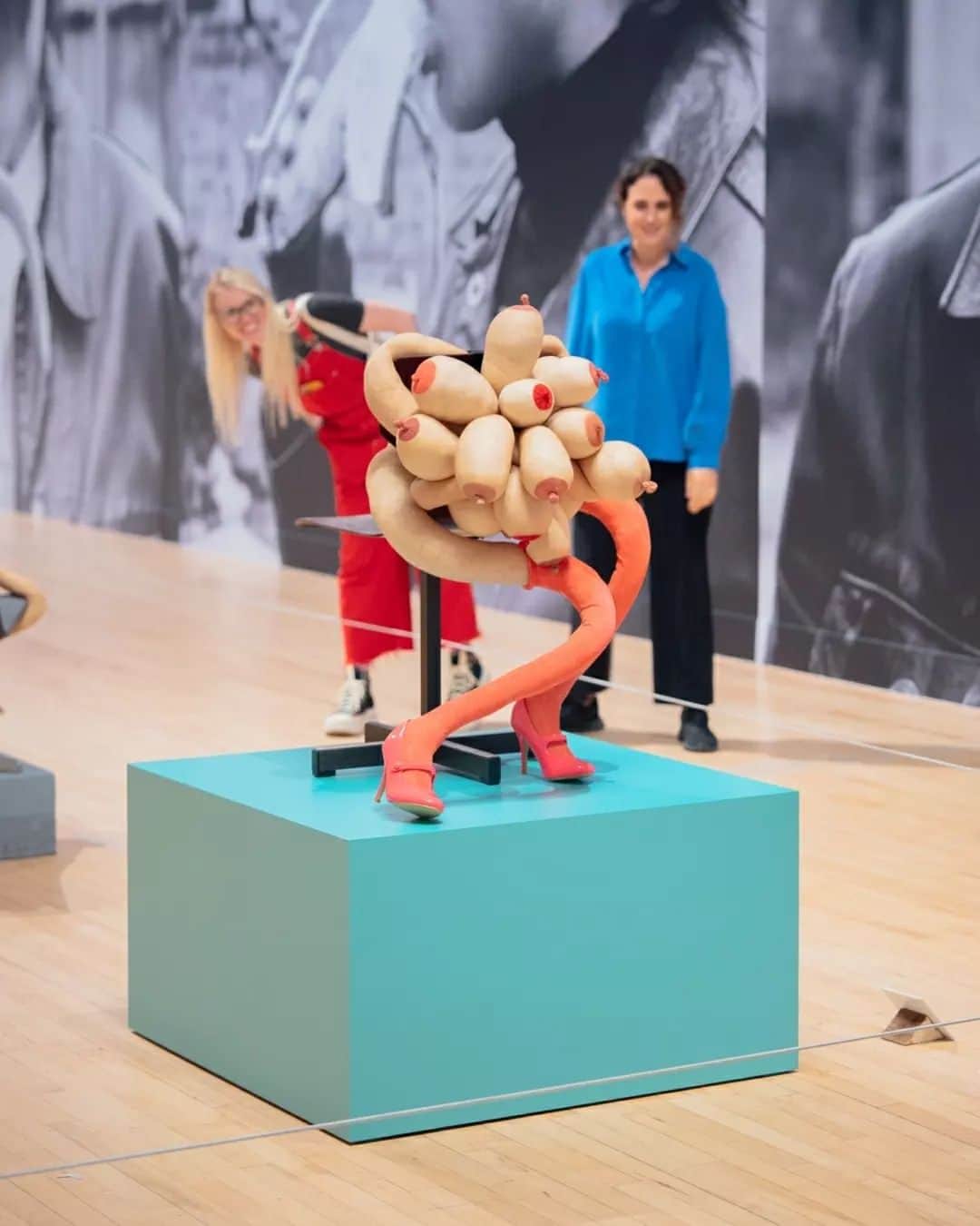 テート・ギャラリーのインスタグラム：「Sarah Lucas uses tights filled with stuffing to make her soft, feminine figures, currently to be found lounging, 'manspreading' or perching in her solo Tate Britain exhibition 'HAPPY GAS'. ✨🫧   Associated with sex and femininity, tights have an enduring appeal to Lucas, first appearing in her work in 1993. They form fleshy torsos with a pair of breasts, the stuffing sometimes evoking marbled fat and blood vessels. Hems and seams make nipples and genitals.   Lucas often pairs the fragility of sheer nylon with solid, heavy or rough materials. Her structures might be limbs or breasts, always relating to a body—sometimes exhausted, sometimes excited or performing. Often sitting in a chair, they seem vulnerable and very human. In recent years, their lumpy forms have been rendered in different mediums such as bronze.  'It turns out, surprisingly you may think, that a saggy tit is very expressive.' - #SarahLucas  🎟️ Book now to see Lucas's solo exhibition #HAPPYGAS, at Tate Britain until 14 January.」