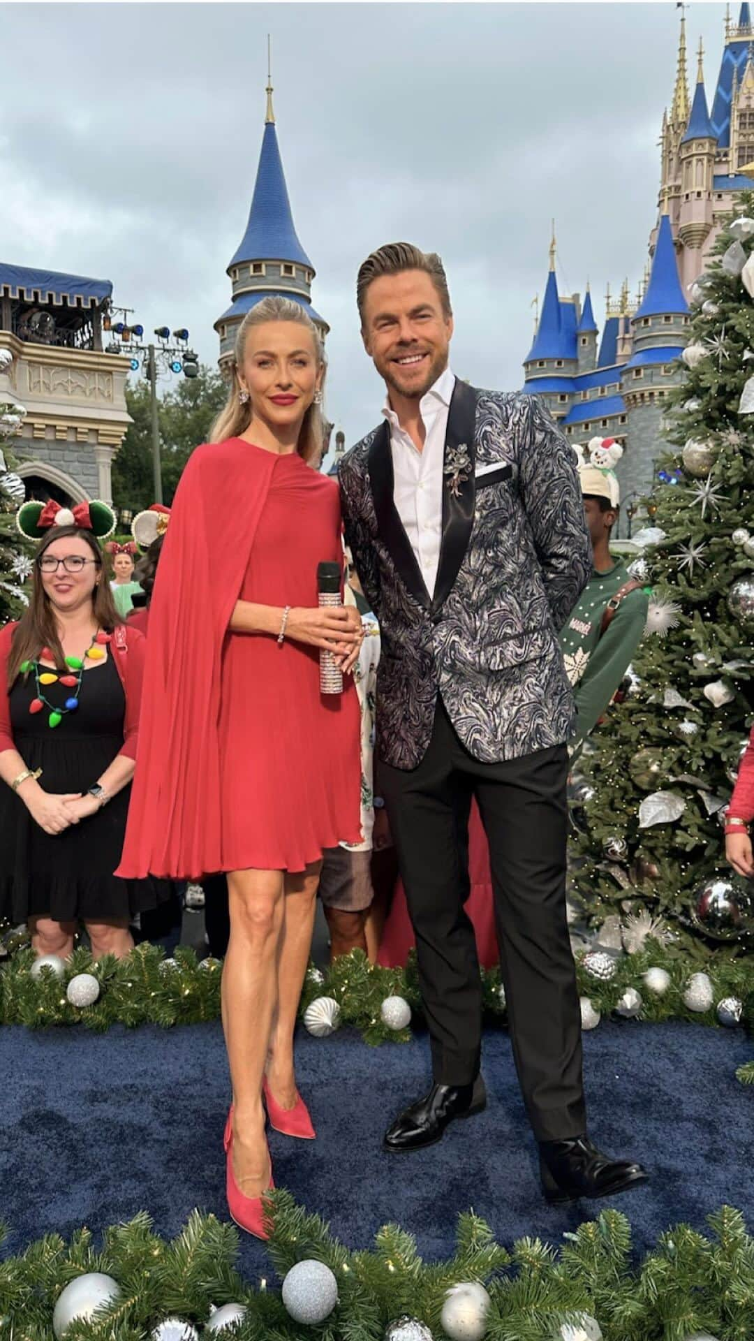 ジュリアン・ハフのインスタグラム：「It’s tiiiiiiiime 🎄✨  My favorite holiday tradition is getting to host The Wonderful World of Disney: Magical Holiday Celebration with @derekhough ♥️ Grab a snack, some Mickey ears, and all your holiday cheer because it’s almost showtime! See you tonight at 8/7c! 🎄✨」