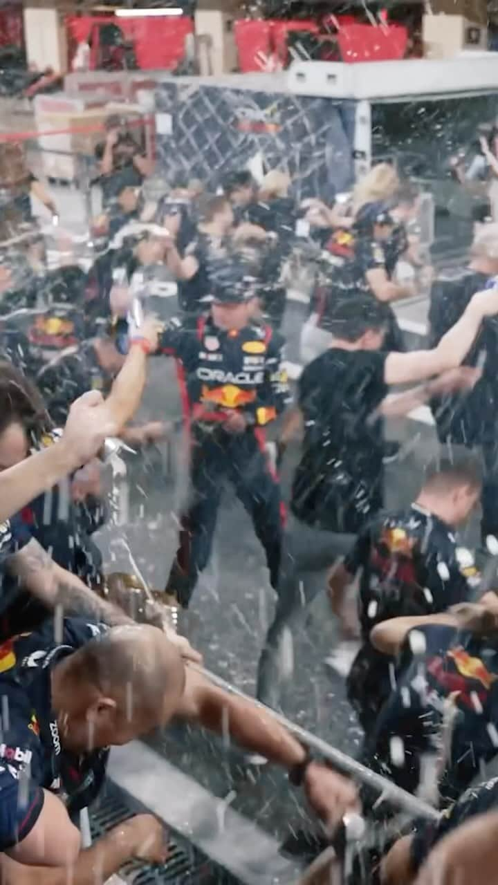 マックス・フェルスタッペンのインスタグラム：「A simply incredible season 🏆 Time to celebrate a year we can be truly proud of 💪  #F1 #RedBullRacing #AbuDhabiGP」