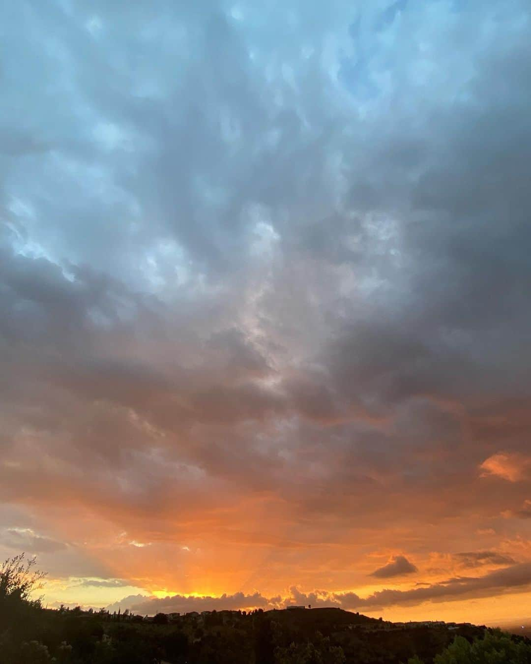 ニア・ピープルズさんのインスタグラム写真 - (ニア・ピープルズInstagram)「Walking this beautiful sunset yesterday I was captured by how beautiful the clouds reflected the colors of the sunset.  In that moment I felt deep appreciation for the various forms of human beings, on their  paths with their unique desires, successes, failures, joys and fears. I felt unified with all.  But That night I  awoke around 3 am sobbing with one hand on my lower abdomen. I became intensely aware of the expectations and hopes my body was holding regarding certain relationships . These expectations are like  an energetic noose keeping me bound to an “idea” of future with little regard for the truth of the  present.  And it is only in the present moment that we become  aware of endless possibilities we could never have even fathomed.  “As I release these old expectations, I free myself to create, to express as the Divine creator I am. “  We are all aspects of the Divine . How do you wish to express, to create?   Let us lean  into our worthiness of such divine desire.  #Desire #sunset #divine #expectations #freedom #abundance #creativity」11月27日 3時52分 - niapeeples