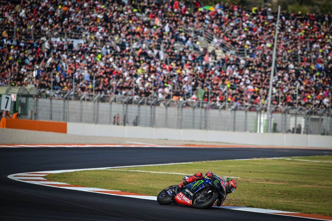 YamahaMotoGPさんのインスタグラム写真 - (YamahaMotoGPInstagram)「💬 @fabioquartararo20, Grand Prix of Valencia - Race Result - 11th:  "Yesterday morning I was already feeling bad, but it was fine with some medicine. But I think I had four hours of sleep in the last 48h, so this is why I look so tired. I was pretty sick this morning, and I still am, but we wanted to do our best for the Race, and this is what we did. 2023 was a tough year, full of experience. Hopefully, next year will be better, and we will be able to battle for better results."  #MonsterYamaha | #MotoGP | #ValenciaGP」11月27日 4時04分 - yamahamotogp