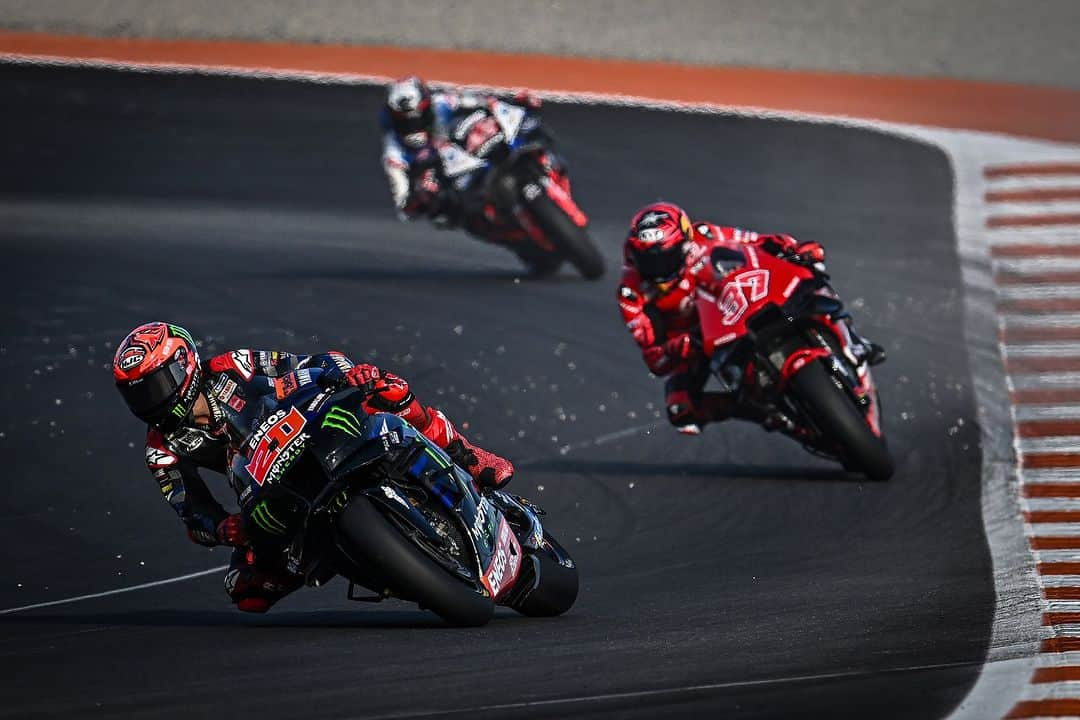 YamahaMotoGPさんのインスタグラム写真 - (YamahaMotoGPInstagram)「💬 @fabioquartararo20, Grand Prix of Valencia - Race Result - 11th:  "Yesterday morning I was already feeling bad, but it was fine with some medicine. But I think I had four hours of sleep in the last 48h, so this is why I look so tired. I was pretty sick this morning, and I still am, but we wanted to do our best for the Race, and this is what we did. 2023 was a tough year, full of experience. Hopefully, next year will be better, and we will be able to battle for better results."  #MonsterYamaha | #MotoGP | #ValenciaGP」11月27日 4時04分 - yamahamotogp