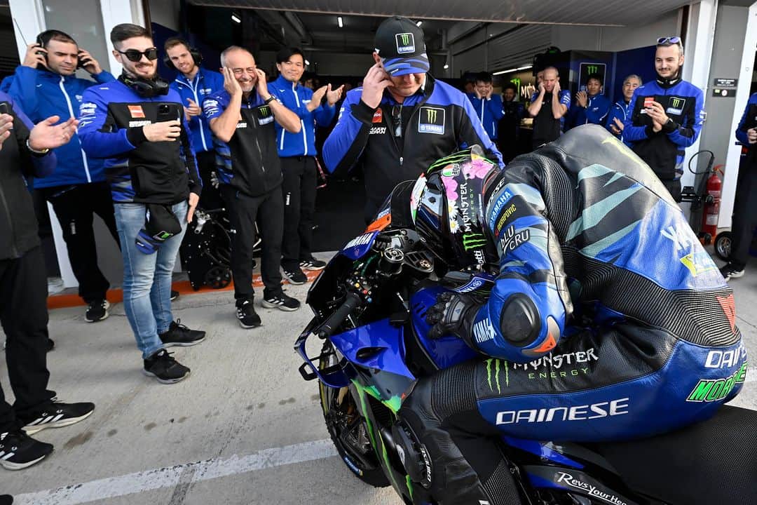 YamahaMotoGPのインスタグラム：「Emotional scenes in our garage 🥹💚  Our last hurrah with @frankymorbido was a great one! 🍾 🤜🤛  #MonsterYamaha | #MotoGP | #ValenciaGP」