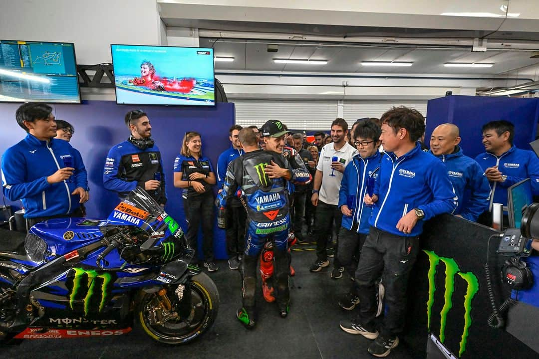 YamahaMotoGPさんのインスタグラム写真 - (YamahaMotoGPInstagram)「Emotional scenes in our garage 🥹💚  Our last hurrah with @frankymorbido was a great one! 🍾 🤜🤛  #MonsterYamaha | #MotoGP | #ValenciaGP」11月27日 3時57分 - yamahamotogp