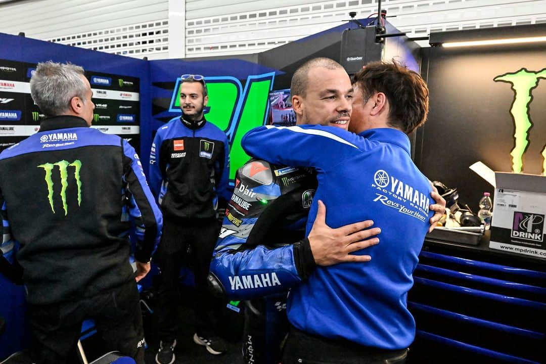 YamahaMotoGPさんのインスタグラム写真 - (YamahaMotoGPInstagram)「Emotional scenes in our garage 🥹💚  Our last hurrah with @frankymorbido was a great one! 🍾 🤜🤛  #MonsterYamaha | #MotoGP | #ValenciaGP」11月27日 3時57分 - yamahamotogp