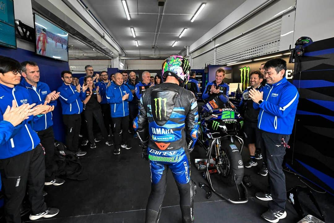 YamahaMotoGPさんのインスタグラム写真 - (YamahaMotoGPInstagram)「Emotional scenes in our garage 🥹💚  Our last hurrah with @frankymorbido was a great one! 🍾 🤜🤛  #MonsterYamaha | #MotoGP | #ValenciaGP」11月27日 3時57分 - yamahamotogp