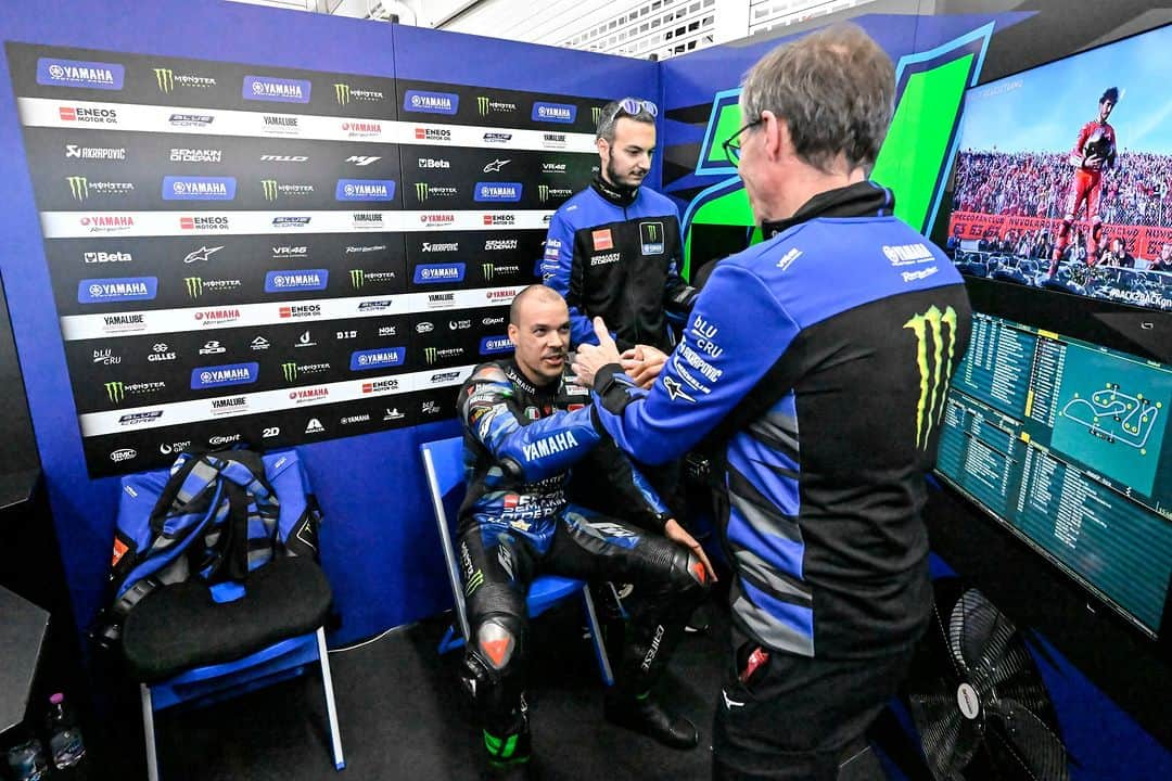 YamahaMotoGPさんのインスタグラム写真 - (YamahaMotoGPInstagram)「Emotional scenes in our garage 🥹💚  Our last hurrah with @frankymorbido was a great one! 🍾 🤜🤛  #MonsterYamaha | #MotoGP | #ValenciaGP」11月27日 3時57分 - yamahamotogp