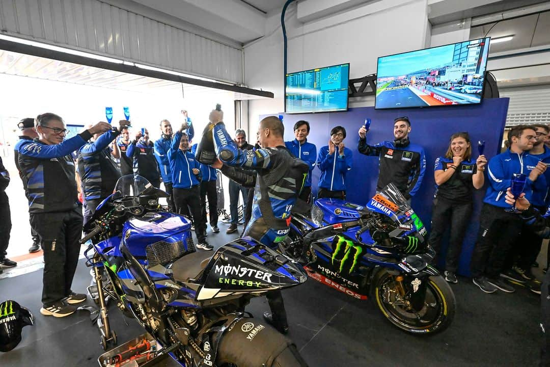 YamahaMotoGPさんのインスタグラム写真 - (YamahaMotoGPInstagram)「Emotional scenes in our garage 🥹💚  Our last hurrah with @frankymorbido was a great one! 🍾 🤜🤛  #MonsterYamaha | #MotoGP | #ValenciaGP」11月27日 3時57分 - yamahamotogp