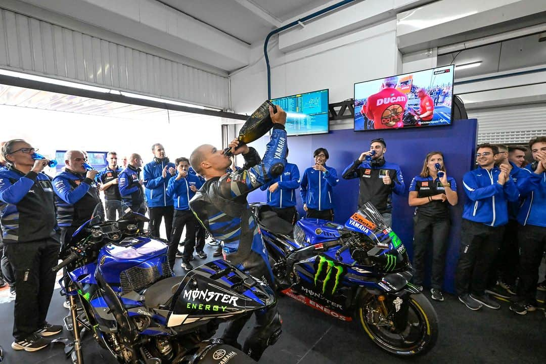 YamahaMotoGPさんのインスタグラム写真 - (YamahaMotoGPInstagram)「Emotional scenes in our garage 🥹💚  Our last hurrah with @frankymorbido was a great one! 🍾 🤜🤛  #MonsterYamaha | #MotoGP | #ValenciaGP」11月27日 3時57分 - yamahamotogp