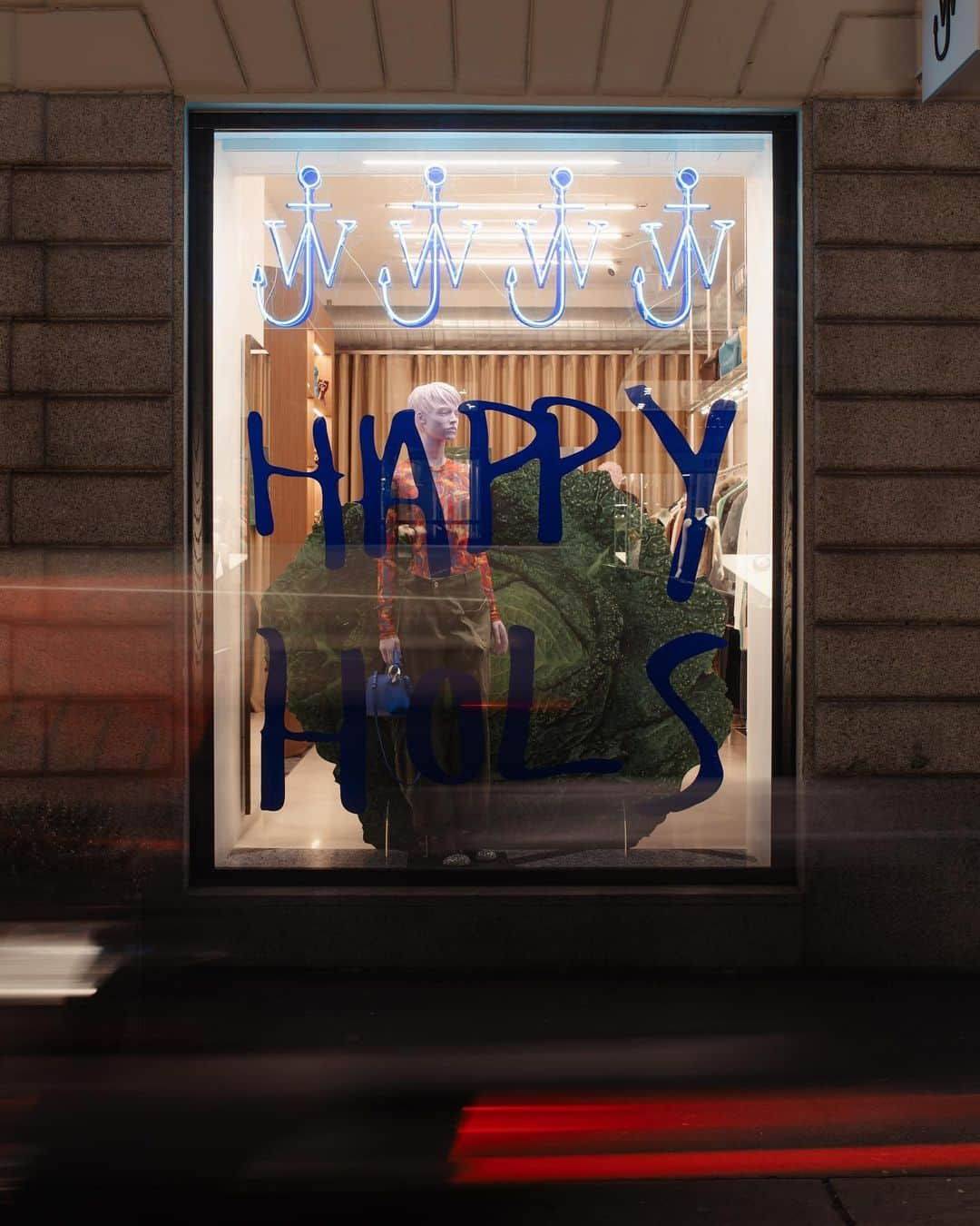 JWアンダーソンさんのインスタグラム写真 - (JWアンダーソンInstagram)「IT’S HOLS SEASON IN MILAN  Celebrating the holiday season at our Milan store in Via Sant’Andrea 16   #jwanderson #happyhols」11月27日 4時03分 - jw_anderson