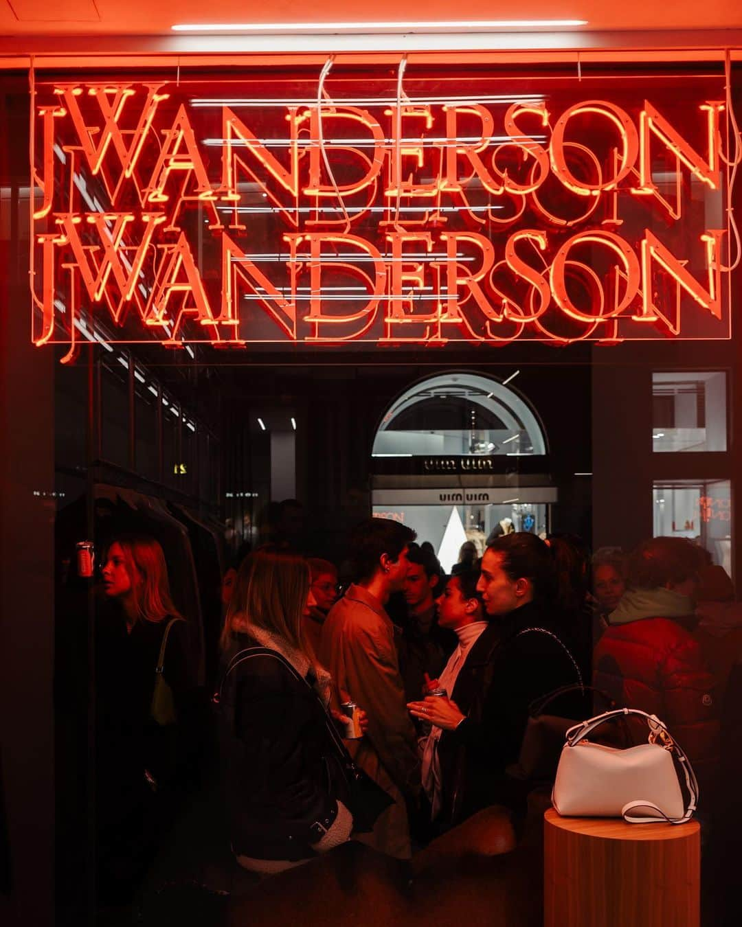 JWアンダーソンさんのインスタグラム写真 - (JWアンダーソンInstagram)「IT’S HOLS SEASON IN MILAN  Celebrating the holiday season at our Milan store in Via Sant’Andrea 16   #jwanderson #happyhols」11月27日 4時03分 - jw_anderson