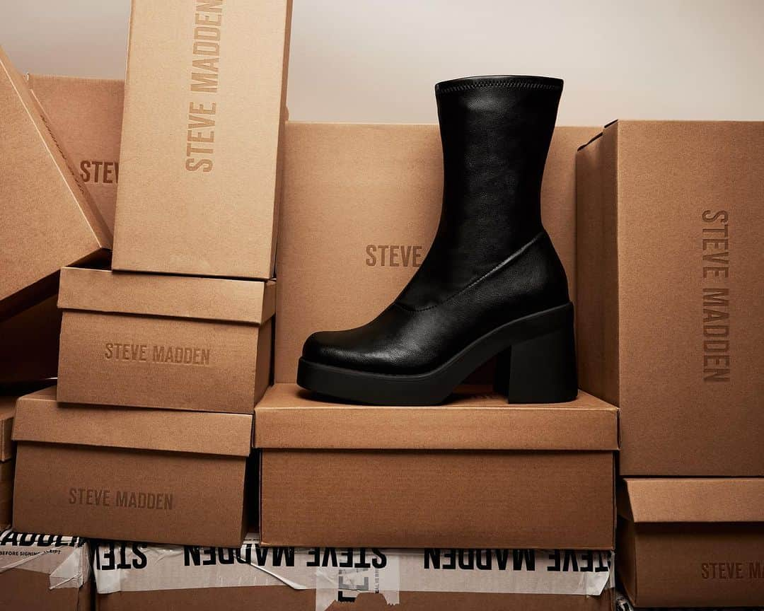 スティーブ・マデンのインスタグラム：「Treat yourself to new boots this season.🎁」