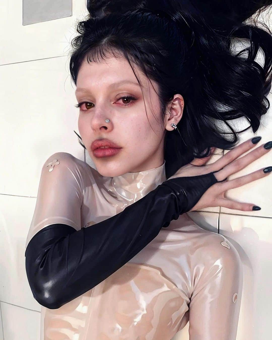 シャーロット・ケンプ・ミュールのインスタグラム：「Strep throat and kimchi soup today. Reading blueprints for an exosuit and wondering if beneath the substrate we’re all just granular zygotes of cannibal seraphim writhing like dendritic helixes in panopticons of photoreceptor proteins… o̠̺̖̣r̞͔͇͚ ̲̳̞̝m̹͈̝̞a̬̦̲̙y̠͕̖̱b͈̼̦͙e̬͉̲̱ ̭̯̼̮t̩̯̘̭h̜͇̝̹a͈͉͎̗t̩̳͈̝’̹̻̞͈s̪͖̹̘ ̲̫̖̗ṯ̪̺̼h̹̬͙̼e̜͉̟̩ ̱̩̥̤ṃ͉ͅͅe̱͚̙̻d̦̪̖̦ș̝͖̻ ̲̙͕̤t̳͎̖͉a̺̥̼̼l̜̭͎͚k̰̝͈̫i̻͓̱͎n͖̬͙̮g̖͉̼̭ ̙̩̞̪」