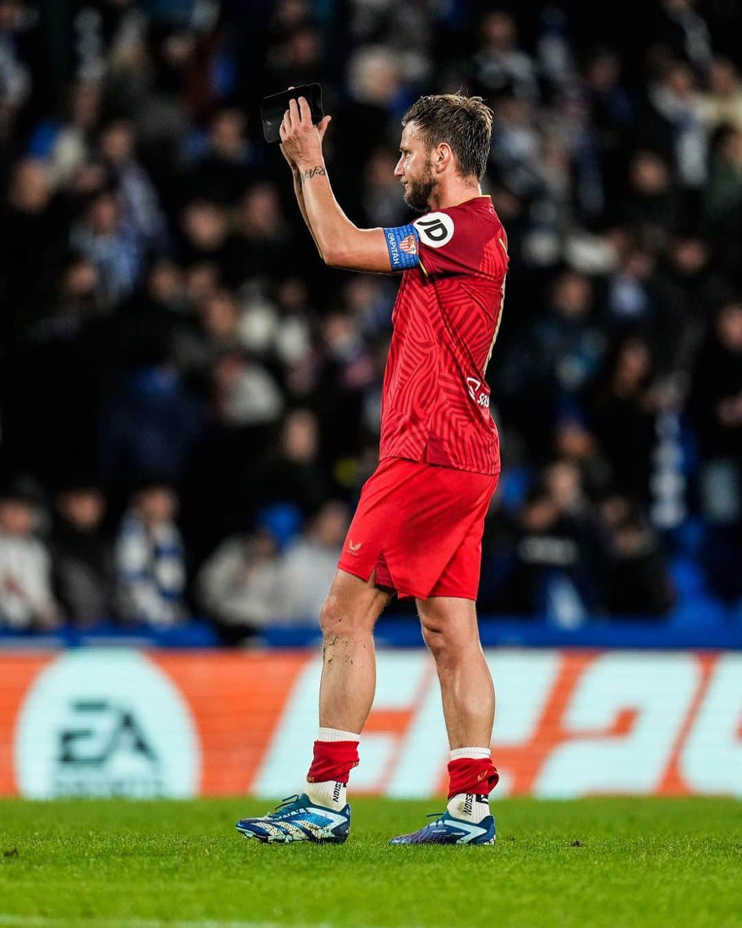 セビージャFCさんのインスタグラム写真 - (セビージャFCInstagram)「Centrados en revertir la situación del equipo ❤️‍🩹  Gracias y buen viaje de vuelta a la afición desplazada a San Sebastián  #WeareSevilla #NuncaTeRindas」11月27日 4時31分 - sevillafc