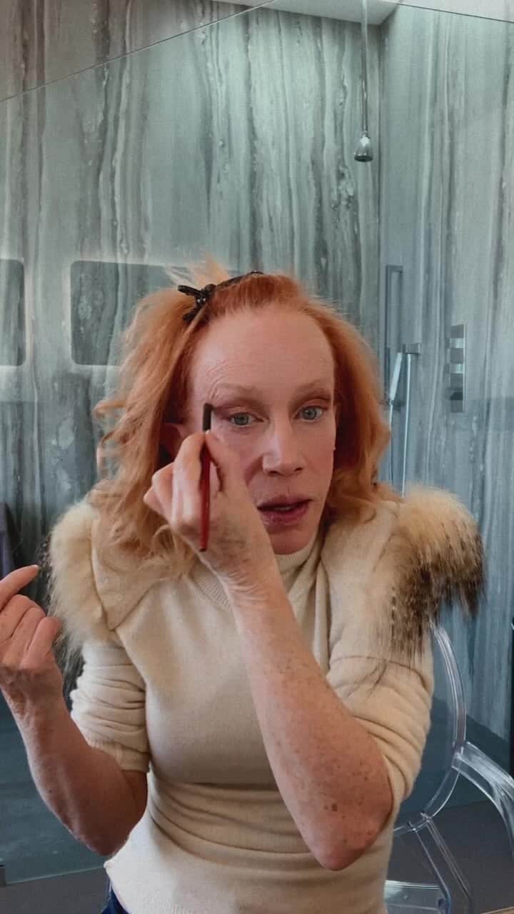 キャシー・グリフィンのインスタグラム：「Seriously you guys. I’m so flattered that people watch these. Here I am just shooting the shit and taking questions.」