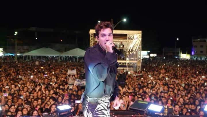 ルアン・サンタナのインスタグラム：「ontem foi aniversário de Queimados-RJ e a gente comemorou em grande estilo: RECORDE DE PÚBLICO!! 🔥👑」