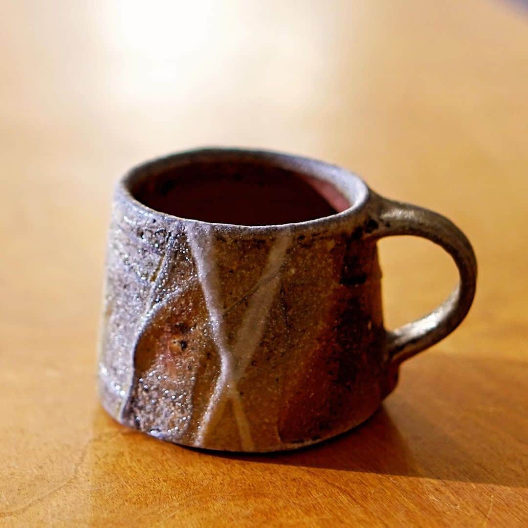 佐竹晃のインスタグラム：「Wood fired mug with splash of shino glaze. -Greetings of the season!  Online Holiday Open Kiln Sale More than 300 new pots will be available online starting Dec. 1st, 8pm (ET, U.S.) www.akirasatake.com or link in my bio. Free shipping within the U.S. with purchase of $200 or more, from Dec. 1st through Sunday Dec. 3rd, 11:59PM.  . #akirasatakeceramics #clay  #mug #coffee #tea  #お茶 #茶 #asheville #コーヒー　#マグ　#コーヒーカップ  #gallerymugen  #陶芸 #陶芸家  #佐竹晃 #ceramics #pottery #japanese #japanesepottery #tougei」