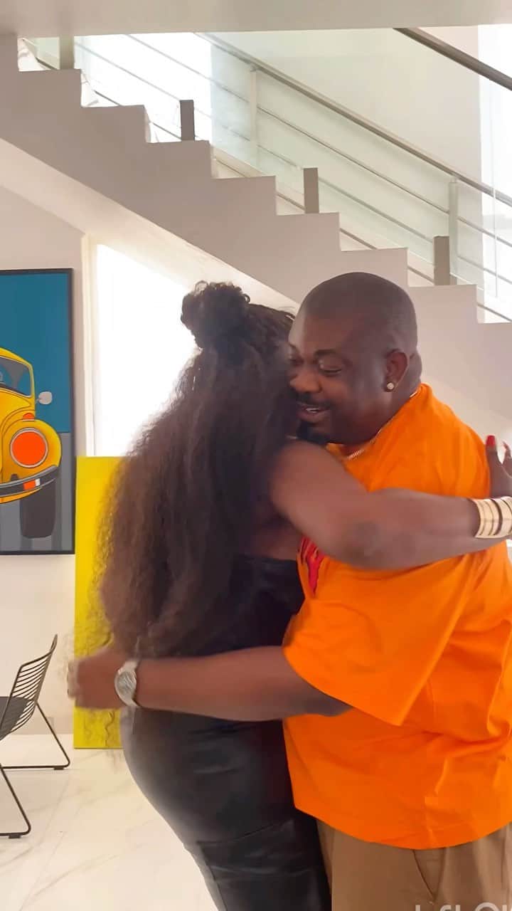 Don Jazzyのインスタグラム：「Wetin you put for this your Jollof ?? @donjazzy 😍 . Happy birthday sir🙌🏾.. I lack words to express how grateful I am for all your support and encouragement ❤️ You have no idea HowmUch it has made my journey easier.. I love you to the moon and Jupiter and back 😩 May God bless your new age ❤️」