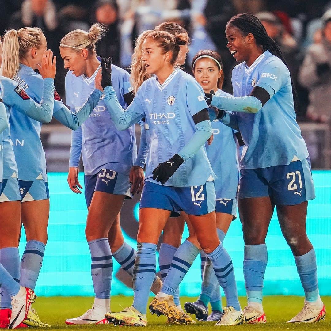 マンチェスター・シティFCのインスタグラム：「Bunny hat-trick in the first half! 😮‍💨 🔥」