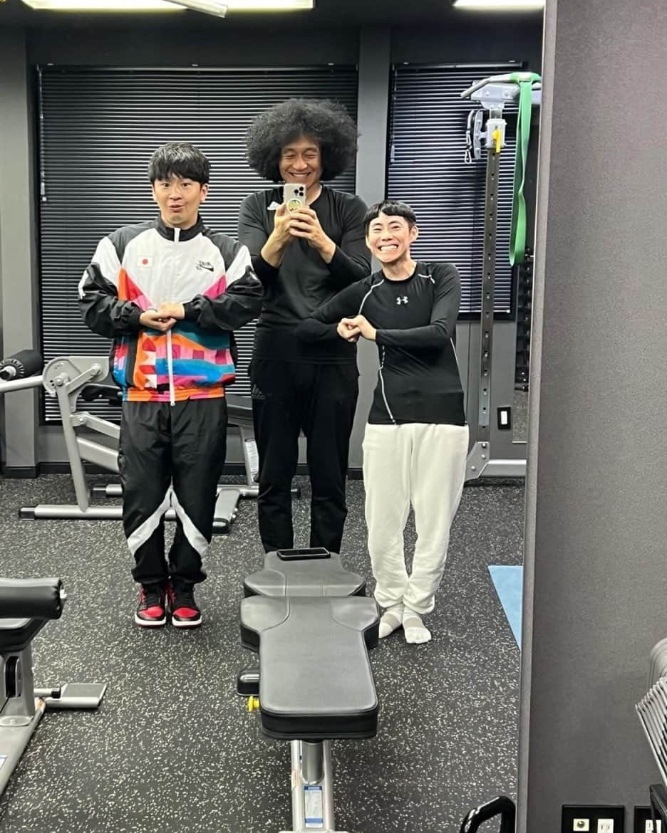 ゴンさんのインスタグラム写真 - (ゴンInstagram)「若林さんと一緒にトレーニング🏋️でした！ 風邪で休みのグリの代わりになりたいなポーズをやってくれましたー！😆  伝説の東京ドームライブまで83日  最近若さんの服や靴やジャージが僕のどストライク過ぎて興奮してます！ カッコよ！！🤩」11月27日 4時54分 - bicsmalln_gon