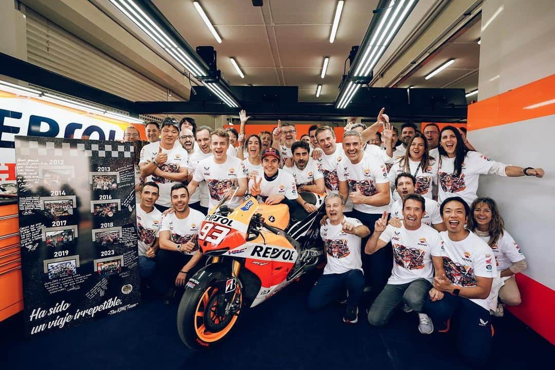 レプソル・ホンダのインスタグラム：「What a team. What a journey.」