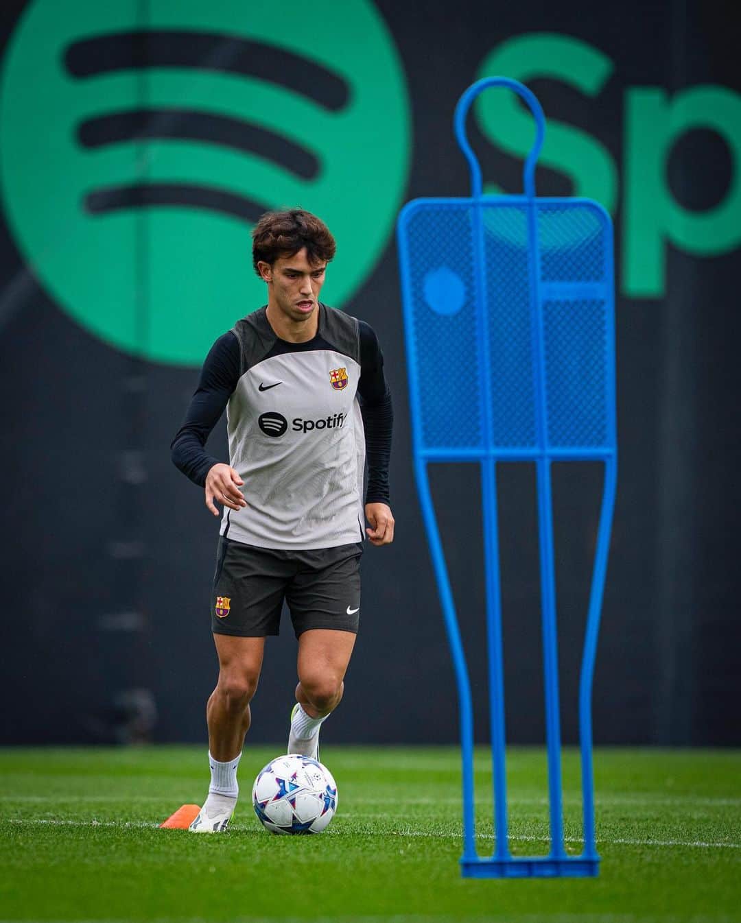 FCバルセロナのインスタグラム：「𝗦 𝗳𝗼𝗿 𝗦𝘂𝗻𝗱𝗮𝘆 & 𝗦𝗲𝘀𝘀𝗶𝗼𝗻  ➡️ to see who is back with the group」