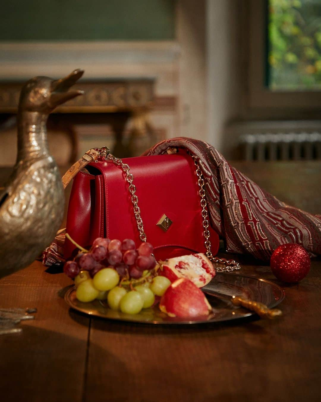 プリマクラッセのインスタグラム：「A dash of red, a touch of spice – the #SpicyBag paired with the 1C Jacquard scarf are your go-to essentials for this chilly Winter.   #AM1C #FamilyPortrait #FW23」