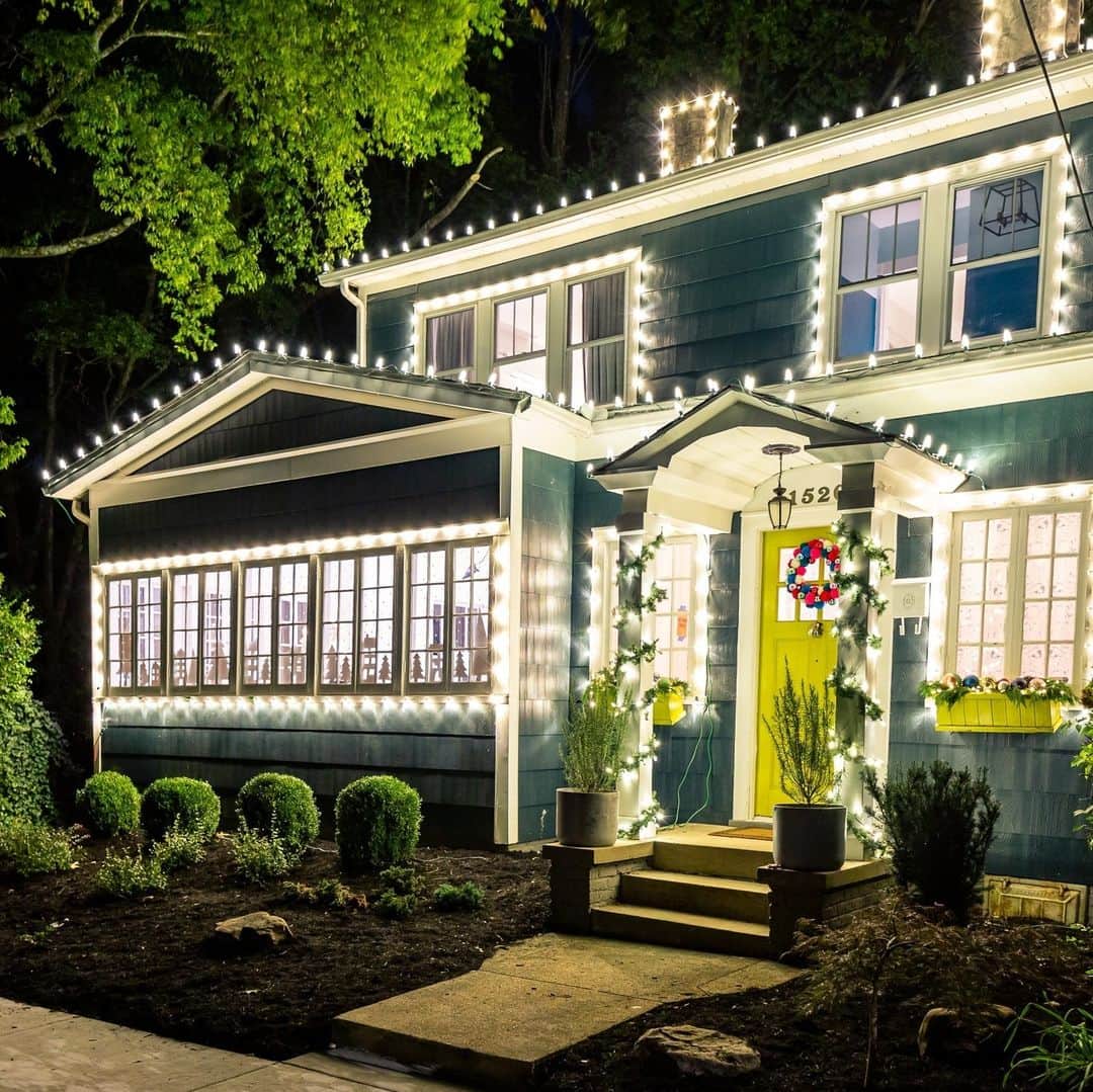 HGTVさんのインスタグラム写真 - (HGTVInstagram)「Create a sparkling light display that will bring envy-worthy curb appeal to your front yard this holiday season. ⁠ ⁠ If you're in need of some light-spiration, we've got you covered with our dazzling light display picks. 🎄✨⁠ ⁠ Which of these looks do you like best? ⁠ ⁠ Head to the 👉 link in bio for more dazzling light displays. #HGTVOutdoors」11月27日 5時02分 - hgtv