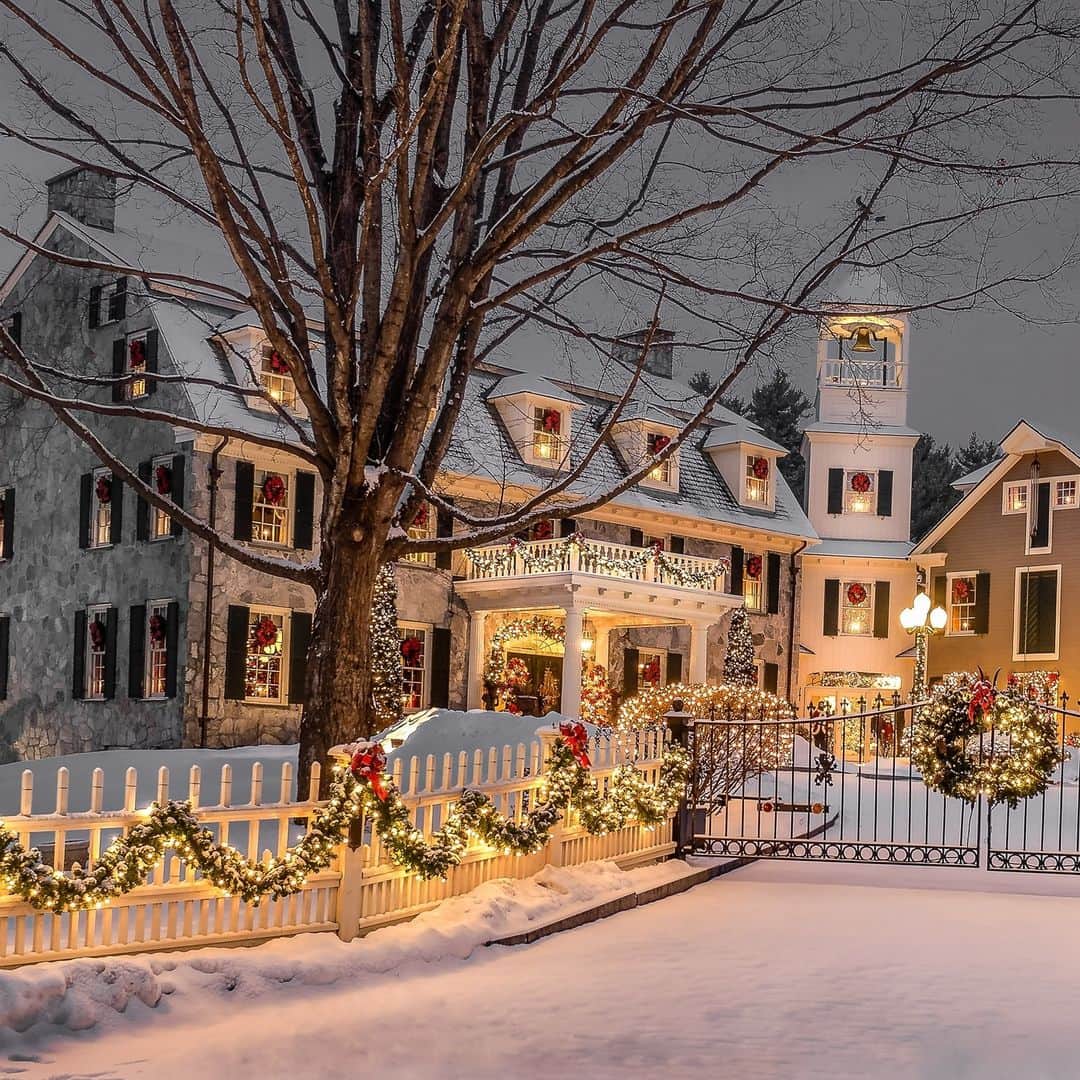 HGTVのインスタグラム：「Create a sparkling light display that will bring envy-worthy curb appeal to your front yard this holiday season. ⁠ ⁠ If you're in need of some light-spiration, we've got you covered with our dazzling light display picks. 🎄✨⁠ ⁠ Which of these looks do you like best? ⁠ ⁠ Head to the 👉 link in bio for more dazzling light displays. #HGTVOutdoors」