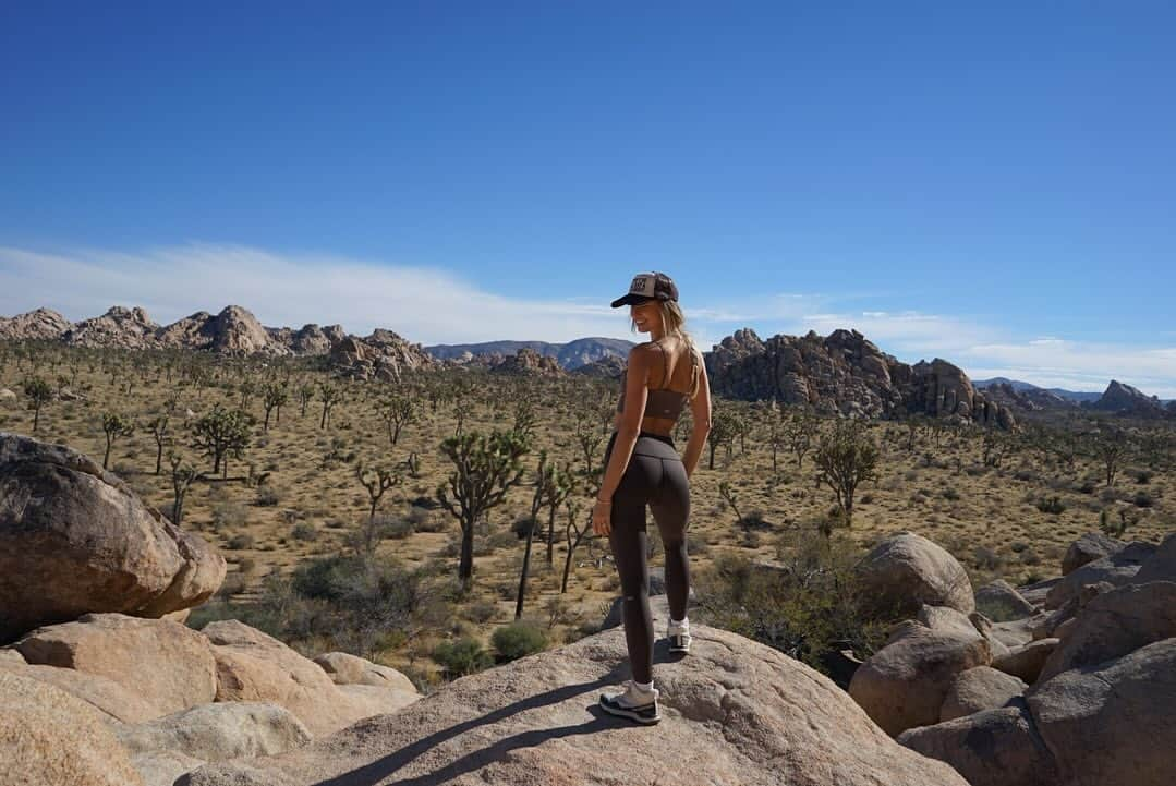 Taylor Howardさんのインスタグラム写真 - (Taylor HowardInstagram)「thanksgiving weekend in joshua tree 🤎🍁」11月27日 5時04分 - taylorjustine