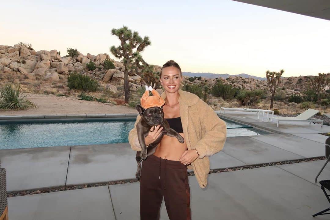 Taylor Howardのインスタグラム：「thanksgiving weekend in joshua tree 🤎🍁」
