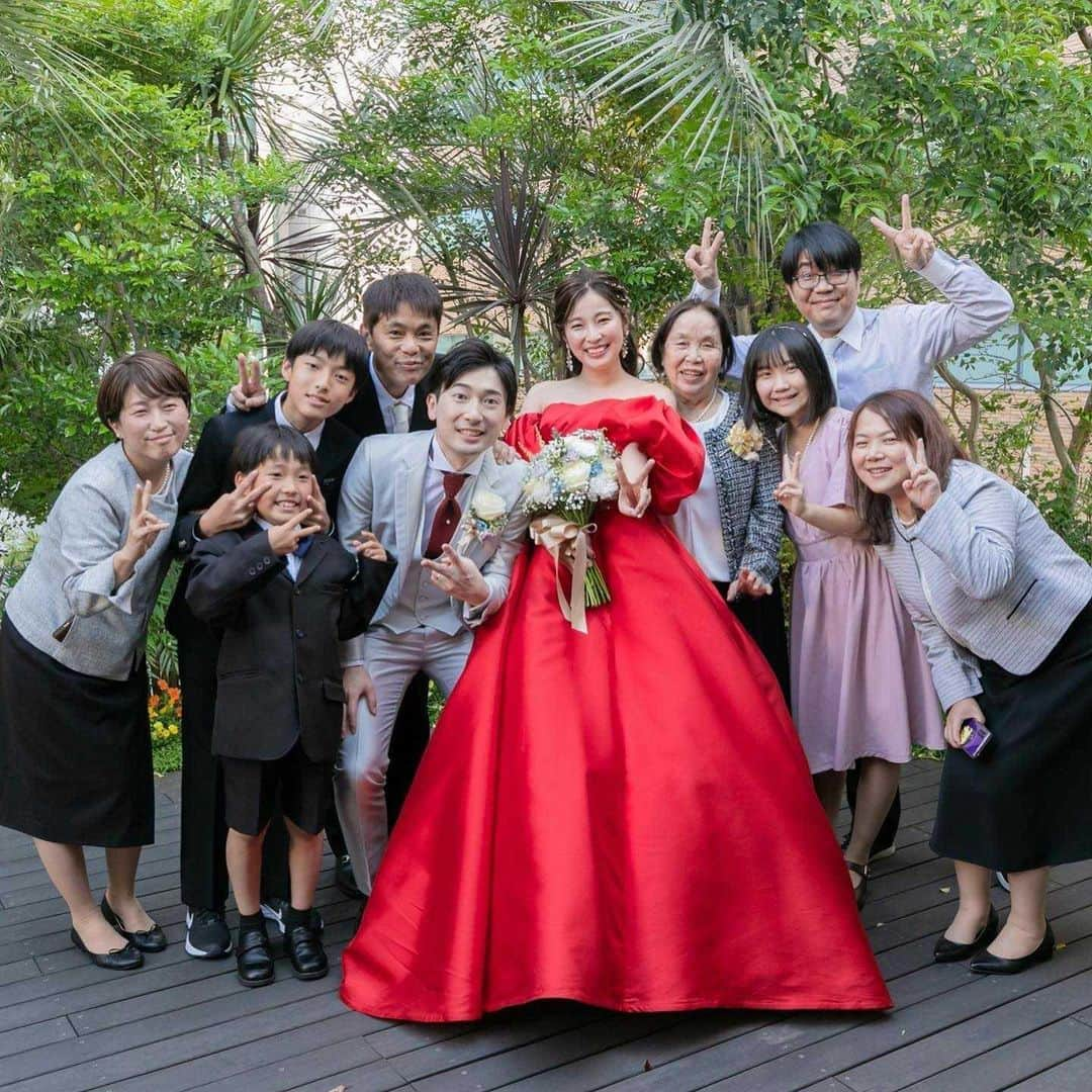 アルカンシエルグループさんのインスタグラム写真 - (アルカンシエルグループInstagram)「【 笑顔溢れるご披露 】 結婚式当日のおふたりと、ゲストの皆様の笑顔のお写真  披露宴会場『ランカウイ』には、南国リゾートのような貸切ガーデンが併設されており、結婚式当日は皆様との写真撮影で大人気♡  結婚式という特別な一日 ゲストの皆様を非日常のひと時へ誘います ......................................  「 #感謝を式のまんなかに。」  式を通じて、今いちばん伝えたいもの。 それはきっと、言葉だけじゃ足りない 「ありがとう」の気持ちで最高のおもてなしを…。  大切なゲストと一緒に作り上げる結婚式 専任のプロデューサーがおふたりの想いを形にします。  ◾️各会場アクセス抜群の好立地 ◾️おふたりやご家族らしさを大切にしたお料理が定評 ◾️いつもおふたりに寄り添うプロデューサー ◾️理想の演出でゲストにサプライズ  お問い合わせはプロフィールURLより💌 @arcenciel.wedding  ......................................  #アルカンシエル #結婚式 #結婚式場 #ゲストハウス #結婚式準備 #披露宴 #ウエディング #ウェディング #プレ花嫁 #プレ花嫁さんと繋がりたい #結婚式場探し #花嫁レポ #披露宴会場 #結婚式レポ #ウェディングレポ  #アルカンシエルluxemariage大阪  #結婚式場探し  #結婚式場選び」11月27日 15時54分 - arcenciel.wedding