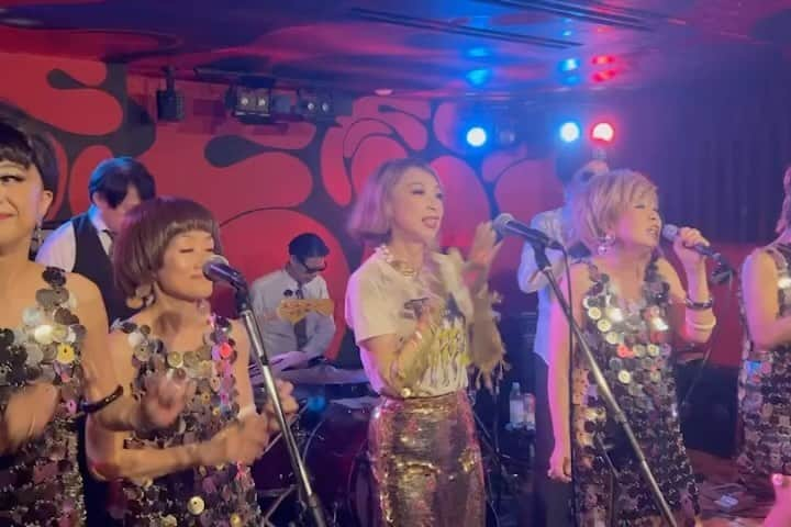 野宮真貴のインスタグラム：「. THE SCOOTERS at UFO club  最高でした！  「東京は夜の七時」初お披露目ということで、スクーターズTを着て応援に😊  #thescooters#スクーターズ#野宮真貴#missmakinomiya」