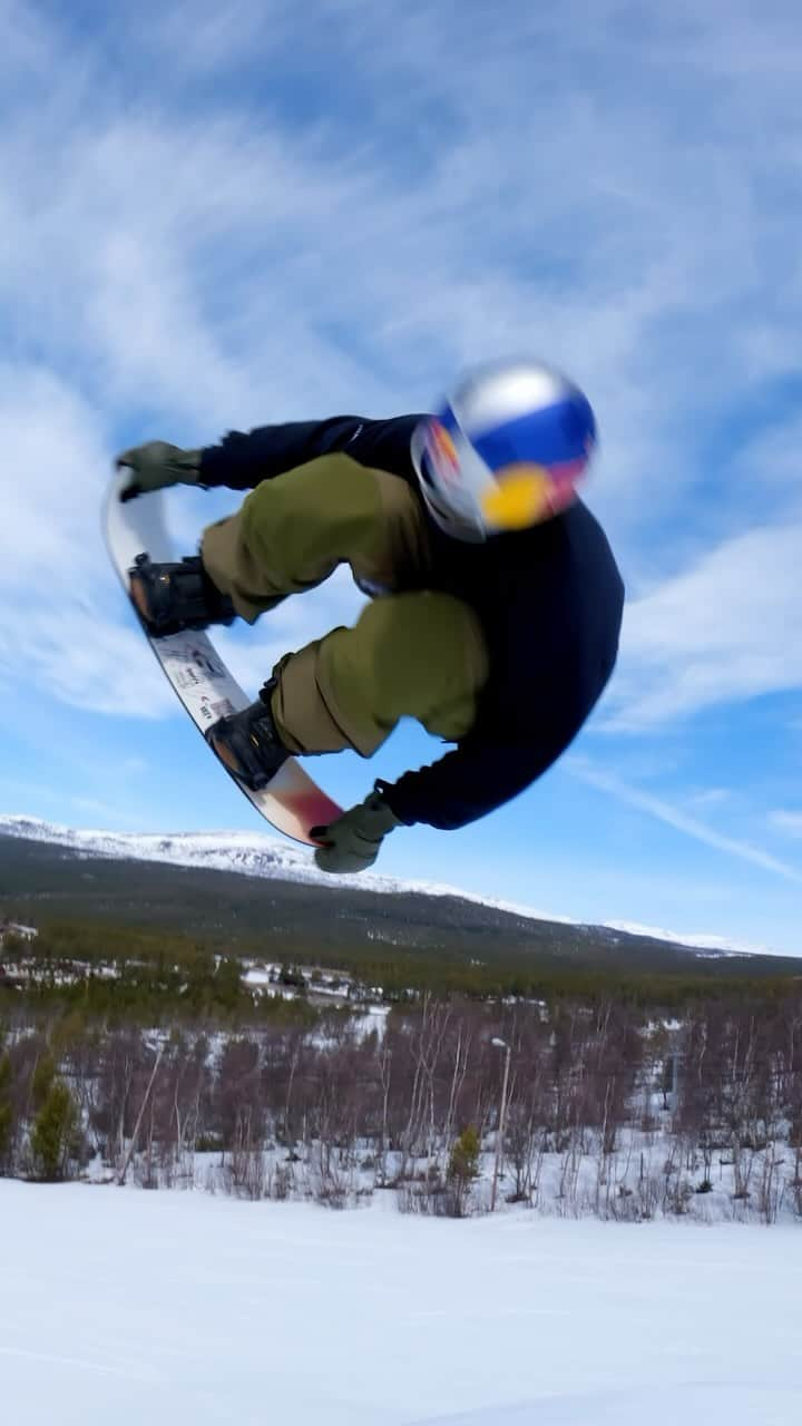 マルクス・クリーブランドのインスタグラム：「What?!?… Imagine what can be done on the real pro model instead of this 86cm kids board 😄  🏂 @marcuskleveland 🎥 @petterulsletten   #snowboarding #wr #TeamProMK #what #Cake #Layers」