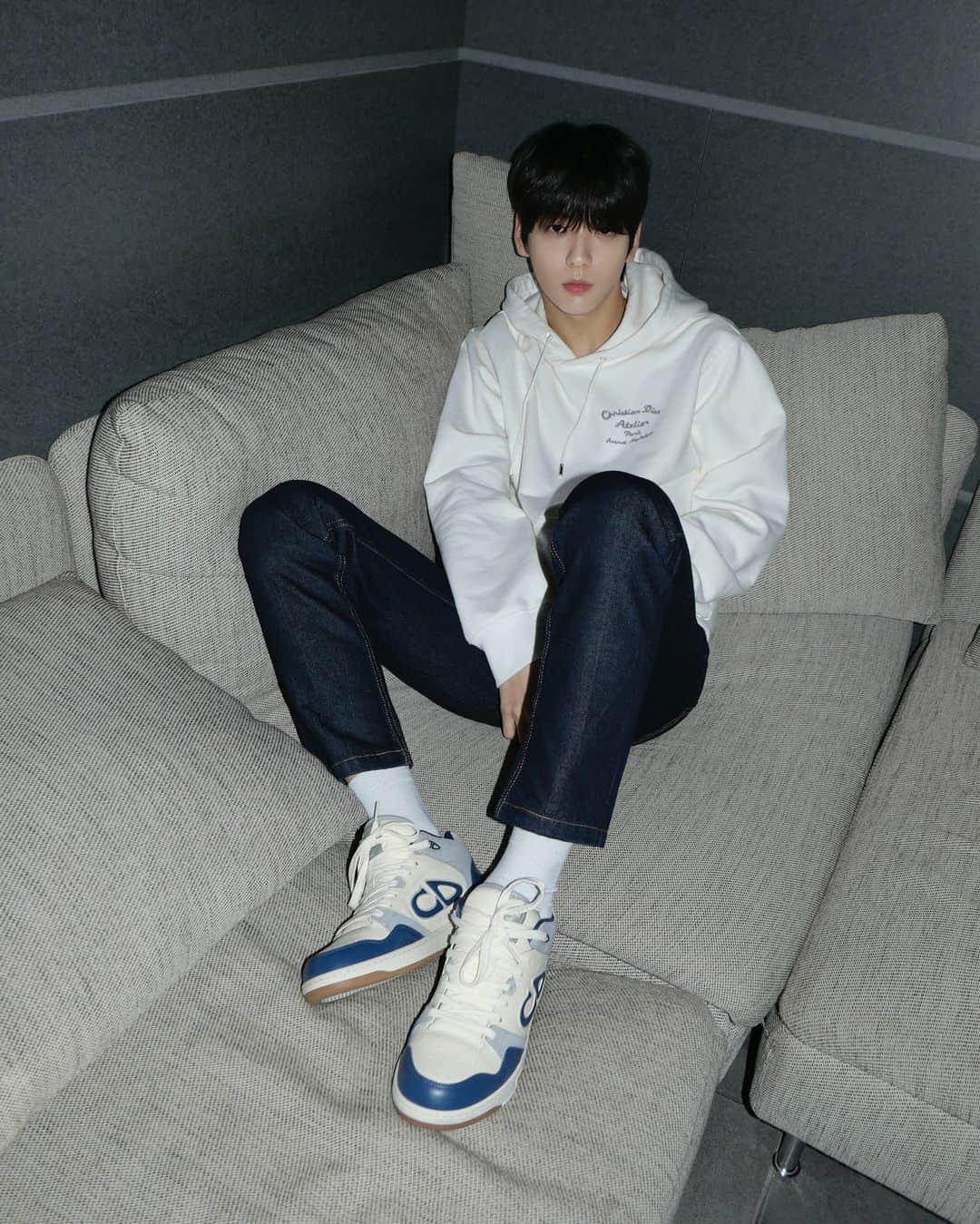 Tomorrow X Togetherのインスタグラム：「👟 @Dior  #광고 #DiorB57 @MrKimJones」