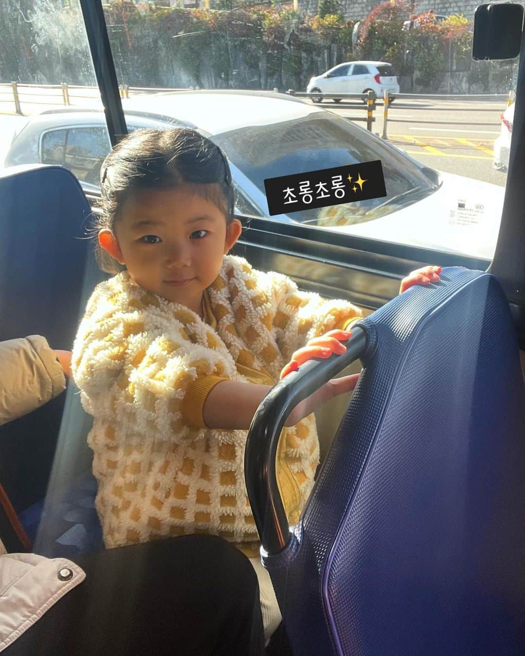 ハン・ジウさんのインスタグラム写真 - (ハン・ジウInstagram)「이음이의 생에 첫 뻐스🚏🚌  차가 없어서 급하게 택시 불렀는데 주말이라 다 탑승 거부당해서 🥲🥲  어쩔 수 없이 버스를 탔는데 날씨는 또 얼마나 추웠는지요 바라클라바 귀엽고 난리😘  그 와중에 갑자기 쉬야한다고 해서 머리가 하얘진 채 그저 아무 빌딩을 들어갔으나 화장실은 다 차갑게 닫혀있...🫠🫠  어쩔 수 없이 지하 계단 비상구에서 그나마 준비해 온 기저귀 채워서 해결🙌🏻 세상에... 기저귀야 너무 고마웠다 진짜 ㅜㅜㅜ  이래서 너랑 손절할 수가 없는거다...  고생 끝에 겨우 도착해서  쿠킹 클래스도 장난감 쇼핑도 겨우 해냈던 운전 안하고 육아하는 엄마들  새삼 다시 보게된 고난한 하루 끄읏📝」11月27日 14時34分 - han_jiwooo