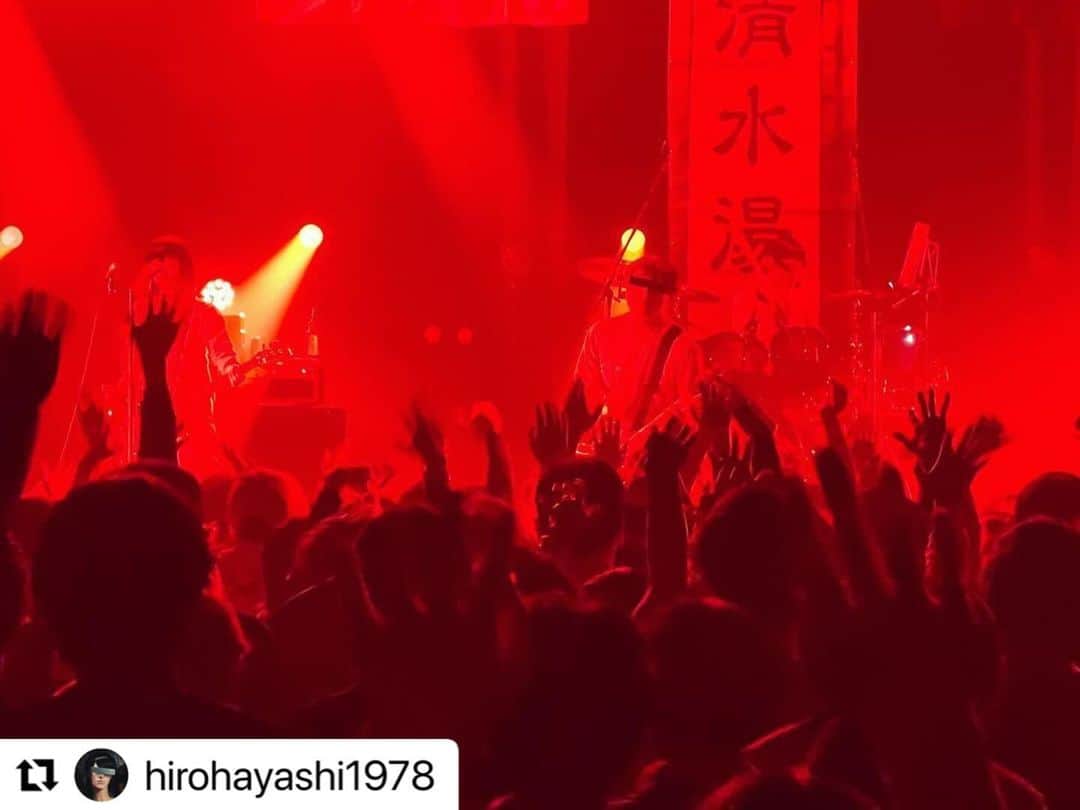 POLYSICSさんのインスタグラム写真 - (POLYSICSInstagram)「大阪ゴリラホールご来場頂きありがトイスでした！  清水音泉のみなさま、20周年おめでトイスです！  これからもよろしくお願いします！！！🙌  #Repost @hirohayashi1978 with @use.repost ・・・ GORILLA HALL OSAKA 「TAKE A BATH !!! 〜清水音泉開湯20周年〜」  初ゴリラホール！とても素敵な会場！  ライブはとても楽しく出来たよ！ とってもいい湯だった。  オメでたい頭でなにより、打首獄門同好会、バックドロップシンデレラ、どのバンドも面白かったなー！  アンコールは清水音泉らしく出演者全員で「いい湯だな」♨️  打ち上げでは珍しくギタリストが集まって機材トーク。 これも盛り上がった🔥  昔からお世話になっている清水音泉20周年をこういう形でお祝い出来てとても嬉しいよ！！！  これからもお世話になります！よろしくー！！！ まずは大晦日だね👍  改めて清水音泉20周年おめでTOISU！！！㊗️♨️  #オメでたい頭でなにより #バックドロップシンデレラ #打首獄門同好会 #polysics #清水音泉 #ゴリラホール大阪」11月27日 14時28分 - polysics_official