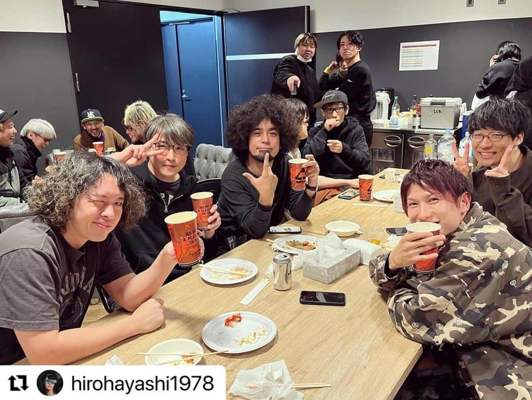 POLYSICSさんのインスタグラム写真 - (POLYSICSInstagram)「大阪ゴリラホールご来場頂きありがトイスでした！  清水音泉のみなさま、20周年おめでトイスです！  これからもよろしくお願いします！！！🙌  #Repost @hirohayashi1978 with @use.repost ・・・ GORILLA HALL OSAKA 「TAKE A BATH !!! 〜清水音泉開湯20周年〜」  初ゴリラホール！とても素敵な会場！  ライブはとても楽しく出来たよ！ とってもいい湯だった。  オメでたい頭でなにより、打首獄門同好会、バックドロップシンデレラ、どのバンドも面白かったなー！  アンコールは清水音泉らしく出演者全員で「いい湯だな」♨️  打ち上げでは珍しくギタリストが集まって機材トーク。 これも盛り上がった🔥  昔からお世話になっている清水音泉20周年をこういう形でお祝い出来てとても嬉しいよ！！！  これからもお世話になります！よろしくー！！！ まずは大晦日だね👍  改めて清水音泉20周年おめでTOISU！！！㊗️♨️  #オメでたい頭でなにより #バックドロップシンデレラ #打首獄門同好会 #polysics #清水音泉 #ゴリラホール大阪」11月27日 14時28分 - polysics_official